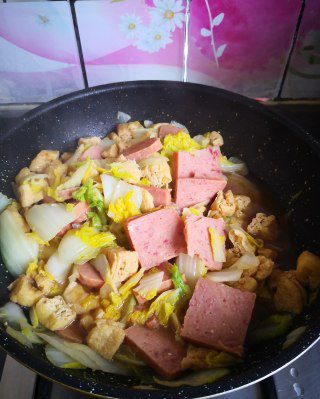 第9步(白菜炖午餐肉豆泡的做法)