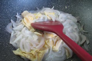 第6步(鸭蛋洋葱炒米粉的做法)