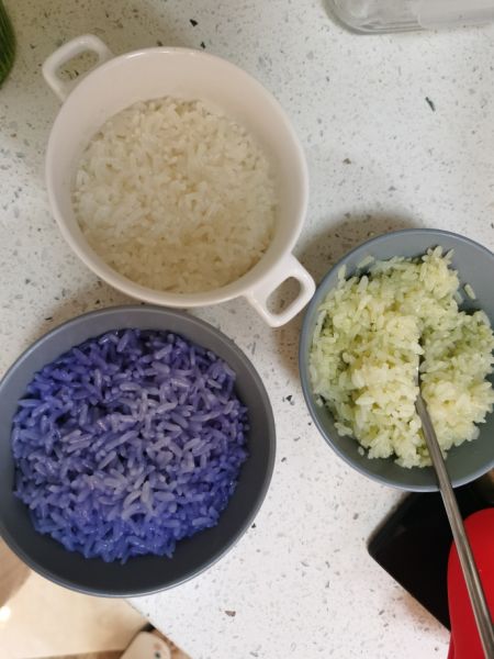 第1步(三色芒果糯米饭的做法)
