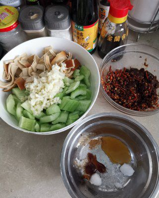第2步(熏干豆腐拌黄瓜的做法)