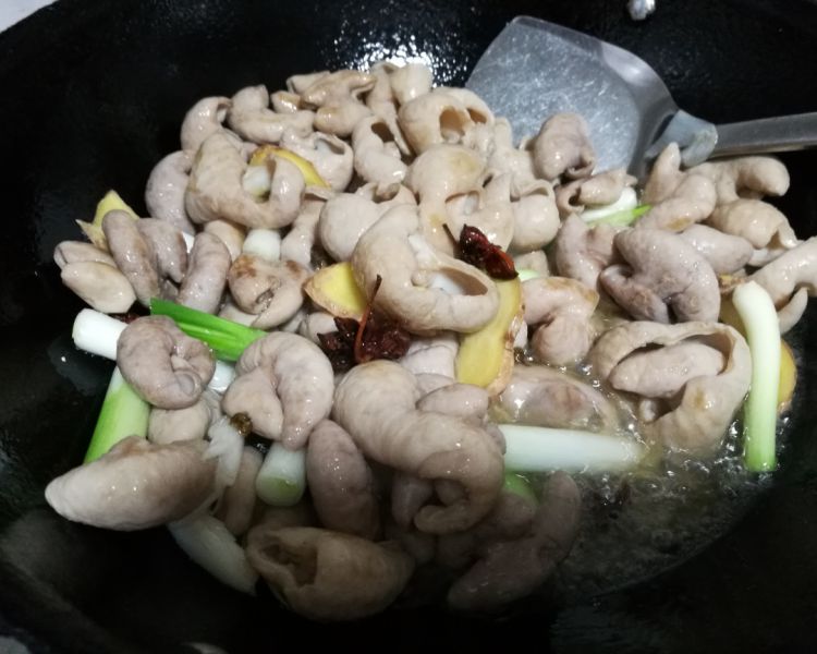 第4步(土豆烧肥肠的做法)