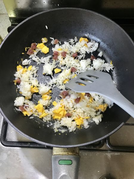 第6步(创意早餐～菠萝造型蛋炒饭的做法)