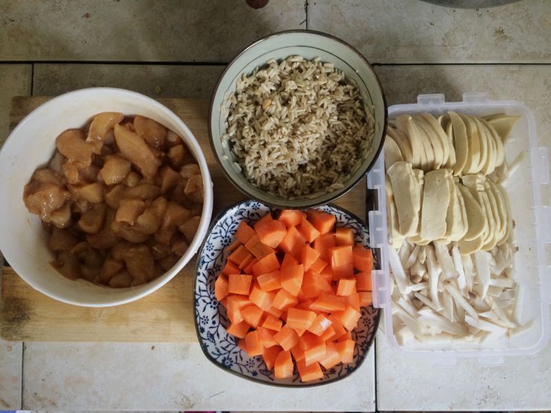 第1步(鸡胸肉杂蔬糙米焖饭的做法)