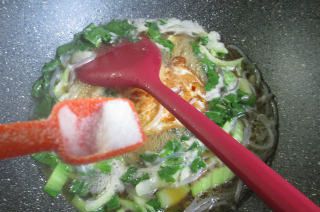 第6步(鸭蛋青菜煮米粉的做法)