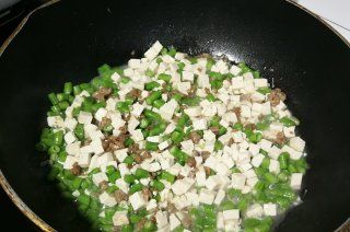 第7步(肉末豇豆炒豆腐的做法)