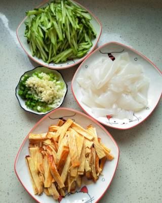 第3步(五香豆腐皮拌黄瓜的做法)