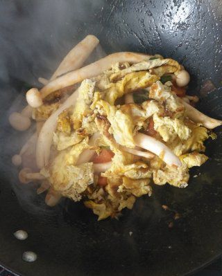 第12步(西红柿鸡蛋炒白玉菇的做法)