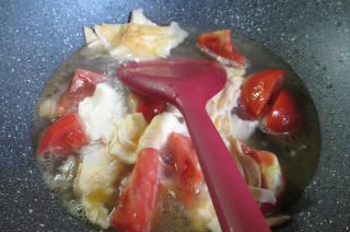 第5步(鸭蛋西红柿米粉的做法)