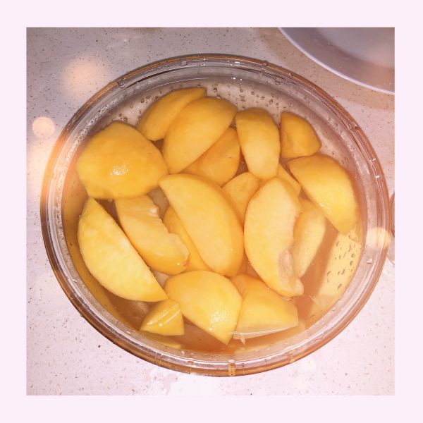 夏季必备的黄桃罐头成品图