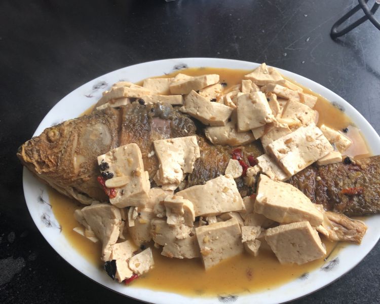 豆腐炖鱼成品图