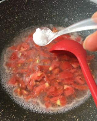 第13步(“汤羹”锤肉片番茄汤的做法)