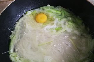 第4步(丝瓜鸡蛋米面汤的做法)