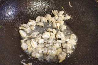 第4步(木耳粉丝炒蛤蜊的做法)