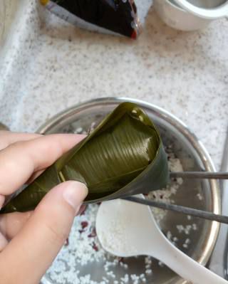 第7步(红豆糯米粽的做法)