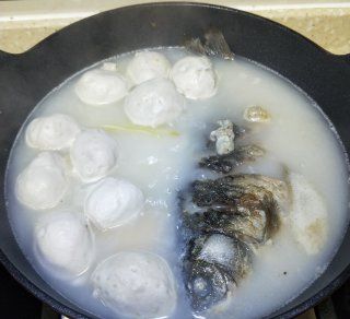 第5步(溪黄草鲫鱼汤 的做法)