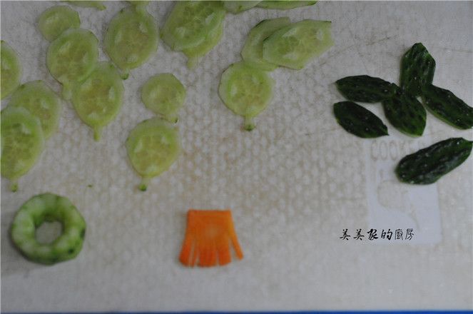 第9步(教你用黄瓜做盘饰，不用雕刻不用画，蘸酱的做法)