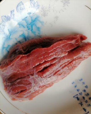 第1步(芹菜炒牛肉的做法)