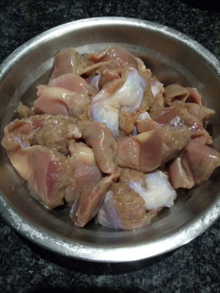 第1步(电饭锅盐焗鸡肾(鸡胗)的做法)
