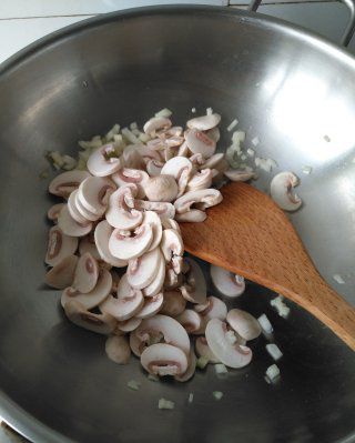 第7步(奶油蘑菇浓汤的做法)