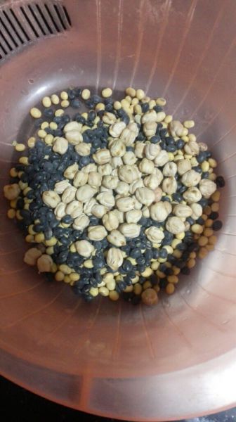 第1步(香浓豆浆(非豆浆机版)搅拌机可做出比豆浆机更好喝的豆浆~的做法)