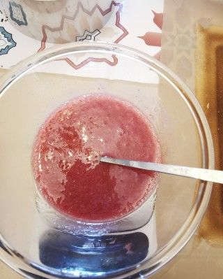 第1步(草莓酸奶慕斯的做法)