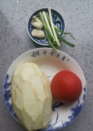 第1步(西红柿蒸茄子的做法)