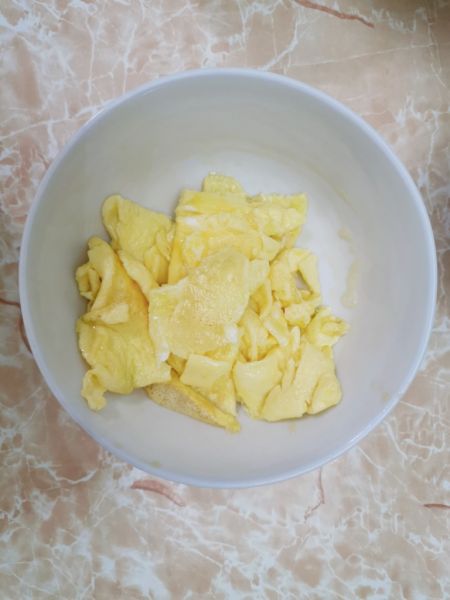 第3步(芹菜木耳炒鸡蛋的做法)