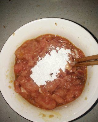第2步(青椒酿肉的做法)