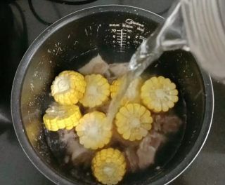 第7步(玉米萝卜排骨汤的做法)