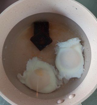 第4步(黑糖酒酿鸡蛋汤的做法)