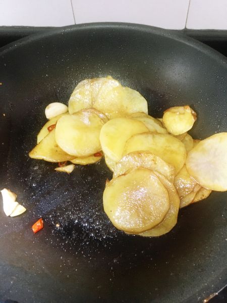 第6步(油爆土豆片的做法)