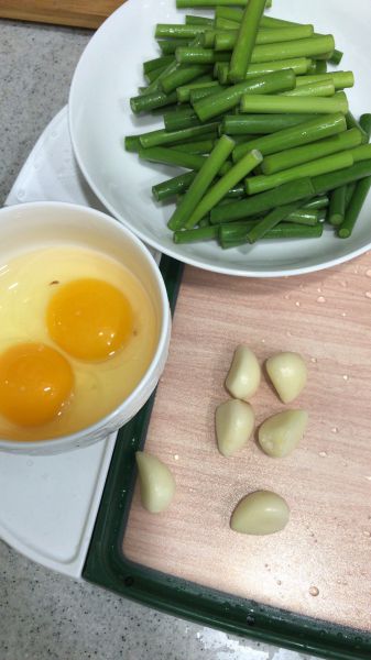 第1步(蒜苔炒鸡蛋的做法)