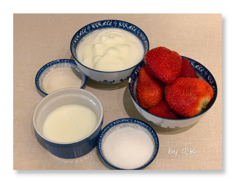 第1步(草莓酸奶慕斯的做法)
