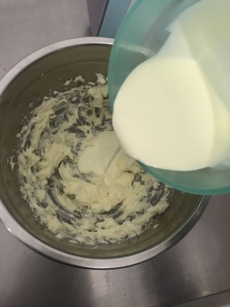 第4步(淡奶油奶油霜制作的做法)