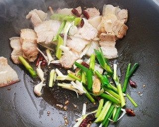 第12步(蒜苗回锅肉的做法)