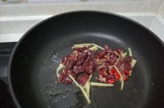 第5步(酸菜炒牛肉的做法)