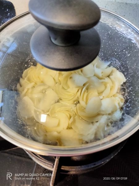 第4步(新鲜百合煮牛奶鸡蛋的做法)