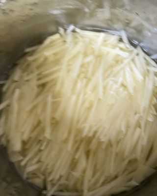 第1步(酸菜土豆丝的做法)