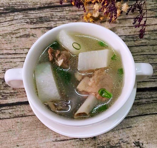 5,白萝卜煲汤比较清甜4,出锅前撒上葱花3,鸭肉,萝卜,姜,料酒放入锅中