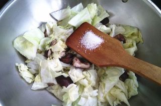 第5步(清炒圆白菜香菇的做法)