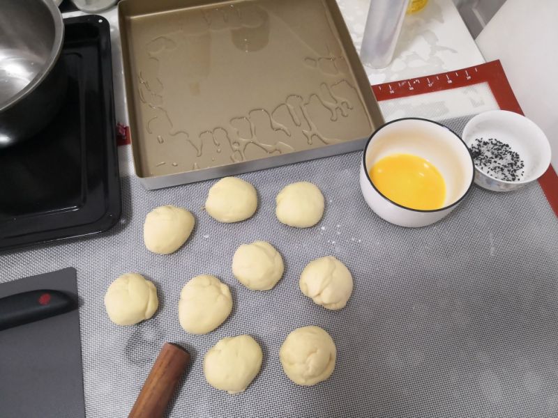 第1步(普通面粉（中筋面粉）烤箱小面包的做法)