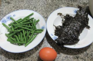 第1步(鸡蛋紫菜豇豆汤的做法)