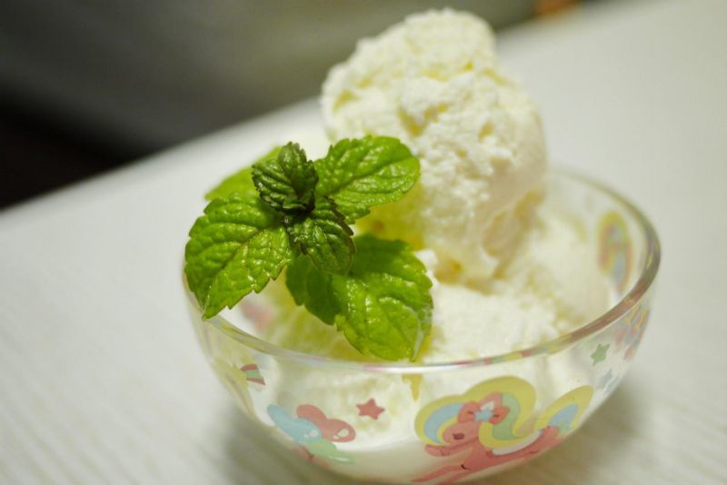 白色意式香草冰淇淋成品图