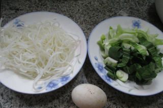 第1步(鸭蛋青菜煮米粉的做法)