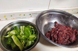 第1步(青椒炒牛肉的做法)