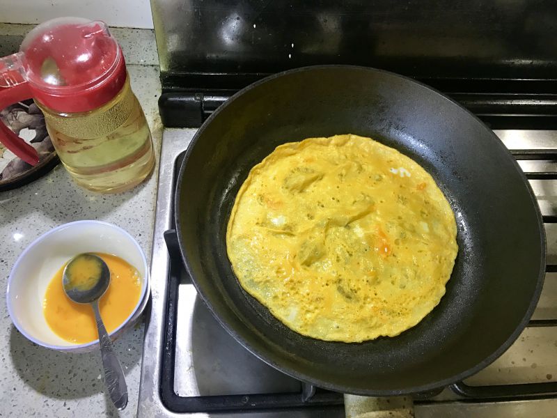 第1步(创意早餐～菠萝造型蛋炒饭的做法)