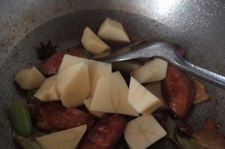 第6步(红烧鸡翅土豆的做法)