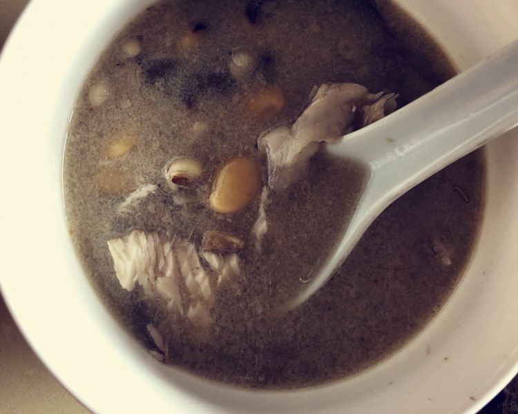 鲩鱼尾眉豆祛湿汤成品图