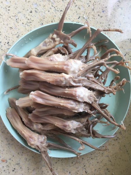 鸭舌上有一层白色的东西,特别是图片上的鸭舌根部一定要清洗干净,不然