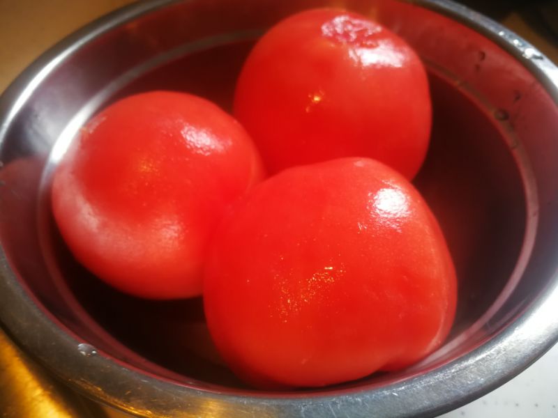 第1步(西红柿辣椒炒魔芋的做法)
